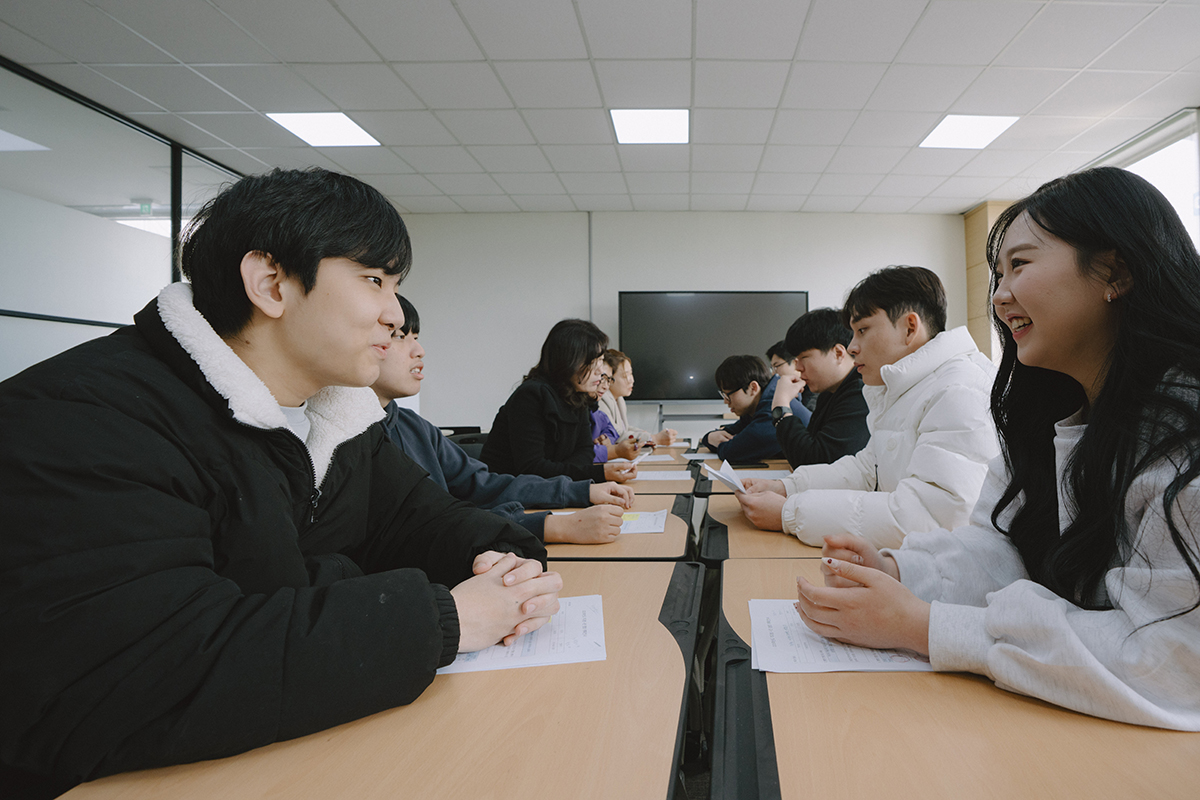 환자를 도와주는 실습을 하고 있다.